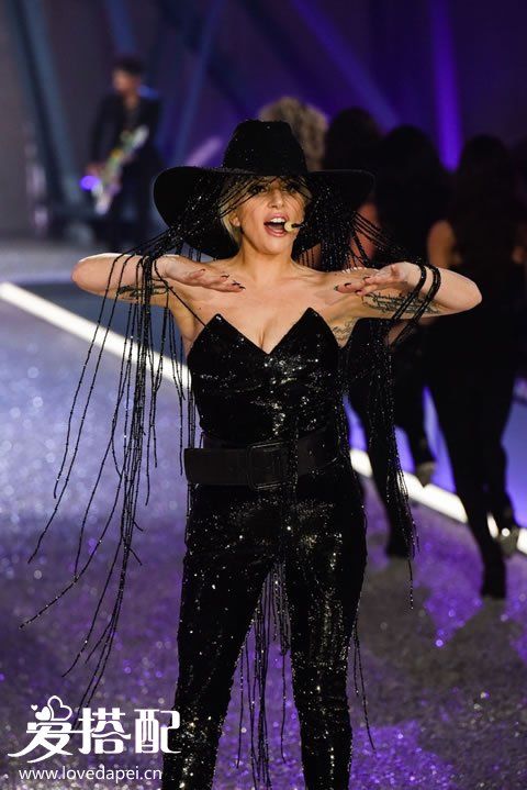 维多利亚的秘密大秀中，Lady Gaga的这个帽子价值100万美元
